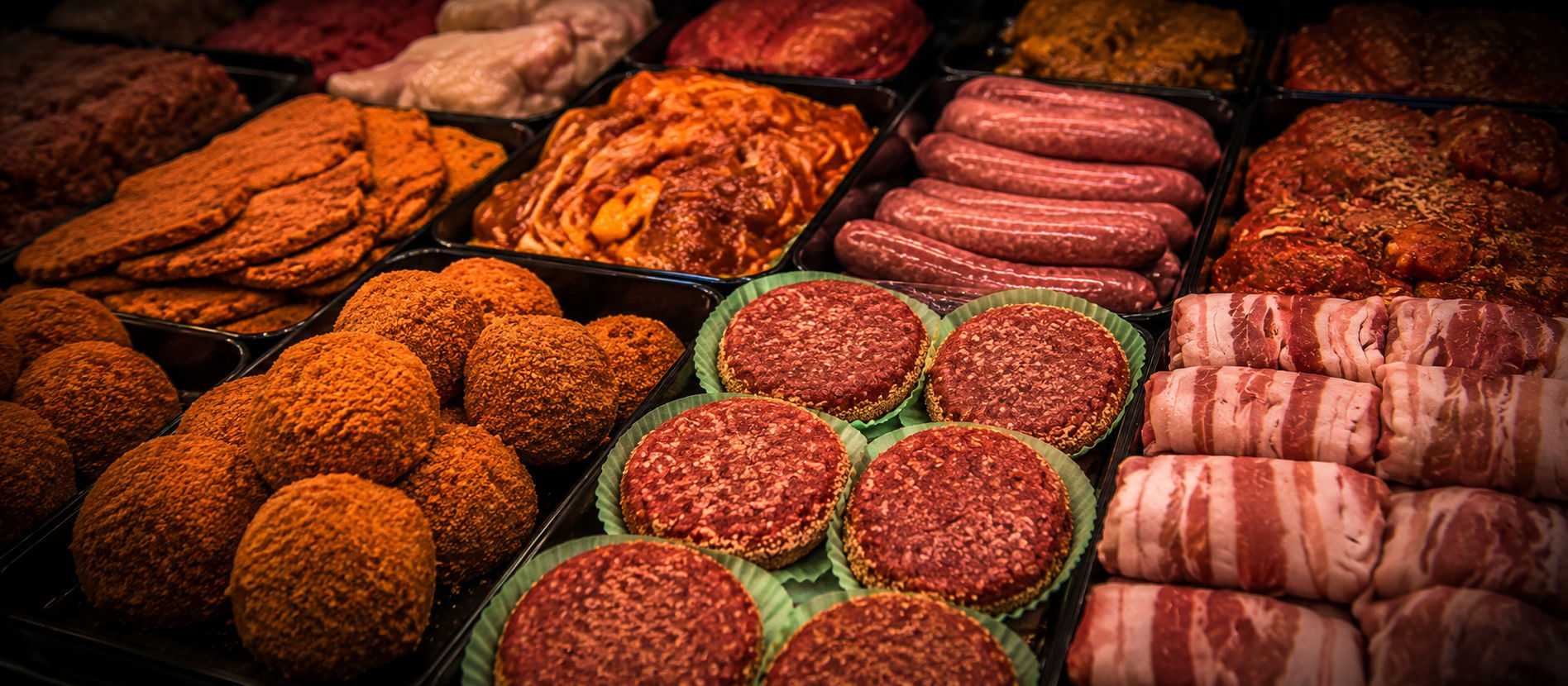 Team van Slagerij Beulen voor de winkel